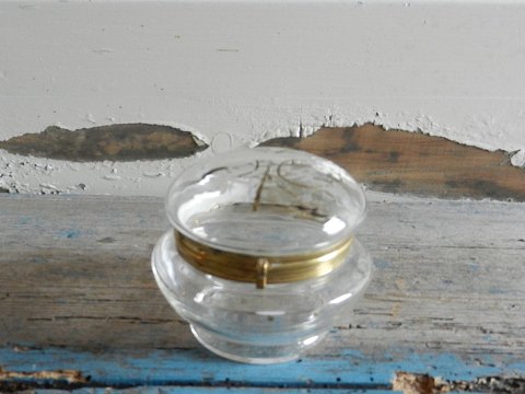 1800tals glas skrin i med guld dekoration
