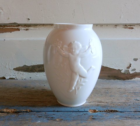 Royal Copenhagen Hans Henrik Hansen vase i Blanc de Chine med faun og putti no. 4119