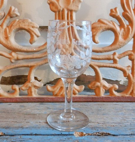 Don Carlos erindrings glas med teksten "Skål gamle"