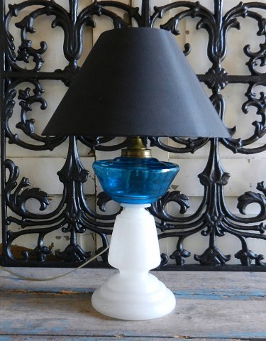 1800tals opaline lampe med blå oliebeholder