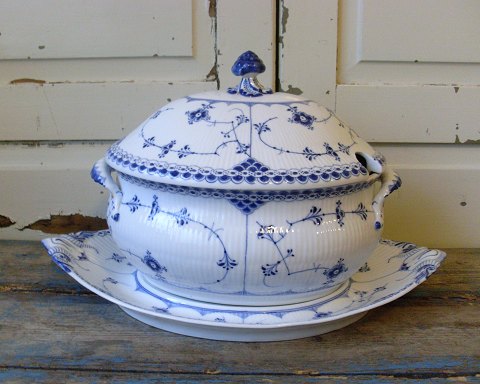 Royal Copenhagen Musselmalet halvblonde stor oval terrin med underfad no. 597-600