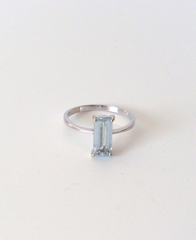 Vintage ring i 18 kt hvidguld med smaragd sleben akvamarin