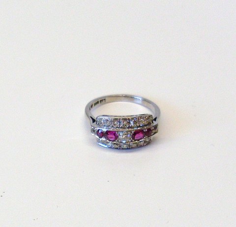 Art Deco ring i 18 kt hvidguld besat med talrige diamanter og rubiner