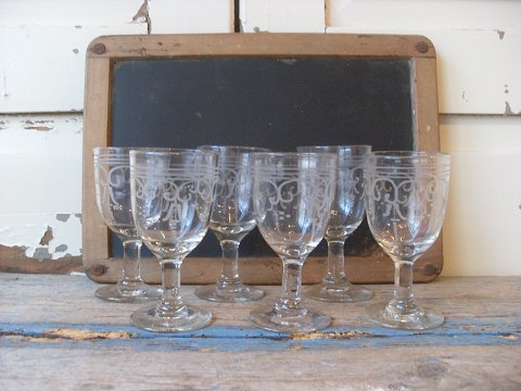 1800tals franske vinglas med fint slebet mønster 12cm.
