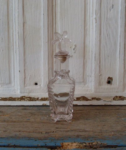 Parfume flakon i presset glas.