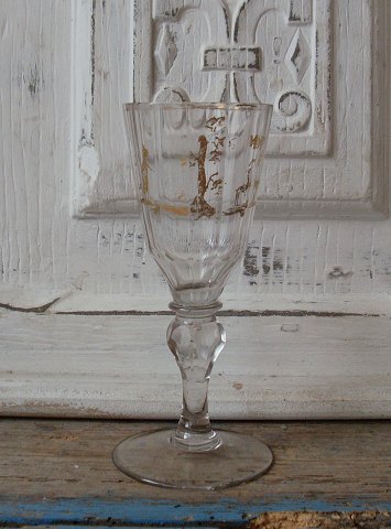 Böhmen-Schlesien vinglas med forgyldt dekoration 1800tallets første halvdel 15,5cm.