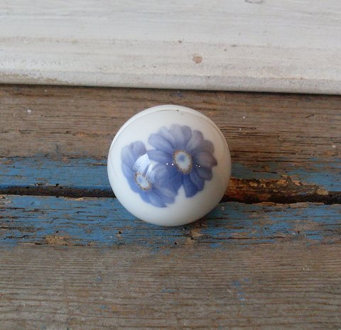B&G Art Nouveau bordkortholder dekoreret med blå anemone.