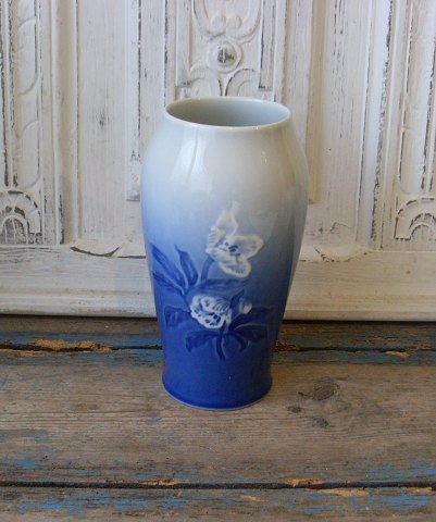 B&G Christmas rose vase no. 682 - 21.5 cm.