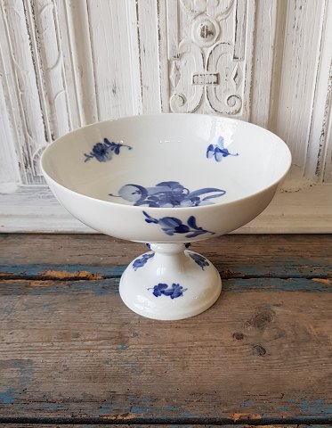 Royal Copenhagen Flettet Blå Blomst salatfad på høj fod no. 8064