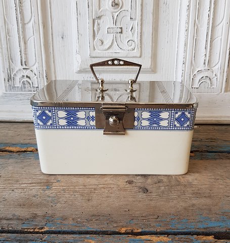 Villeroy & Boch faience box with chromed metal lid