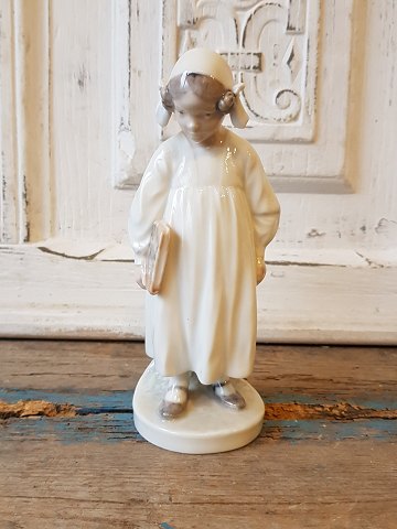 Royal Copenhagen figurine - girl with book no. 922