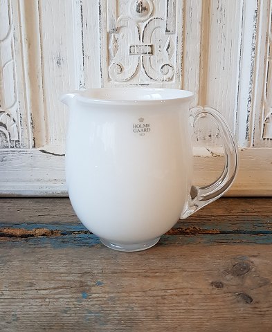 Holmegaard kande i mælkehvidt glas 14 cm.