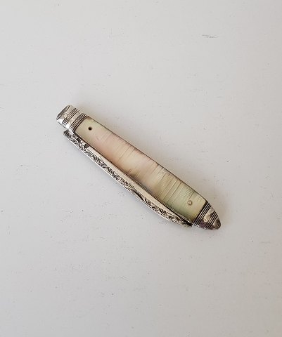 English pocket knife in silver and mother of pearl
