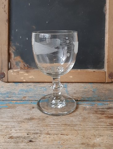 Vinglas fra Aalborg Glasværk 1800tallets 2. halvdel. Matslebet bladfrise med bær. 11 cm.