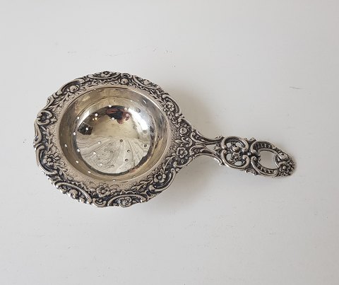 Tea strainer in silver