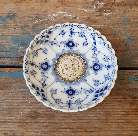 Royal Copenhagen Musselmalet helblonde manchet med sølv mønt - Kong Frederik IX & Dronning Ingrid´s sølvbryllups mønt.No. 1009
