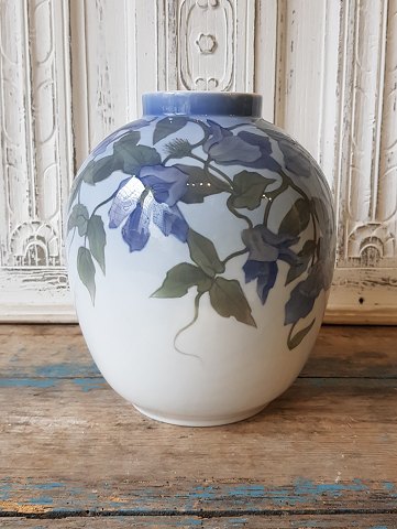 Royal Copenhagen unique - Art Nouveau vase from 1915, beautifully decorated with clematis 24 cm.