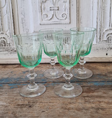 Chr. 8. - Berlinois white wine glass with green bowl 12 cm.