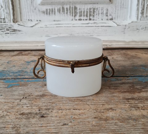 1800s candy box in white opal glass - rare small size