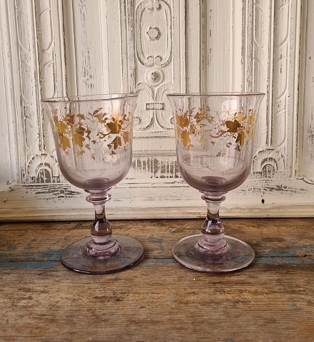 Smuk franske bryllups pokaler, i glas med lilla tone, dekoreret med blade i guld 19,5 cm.