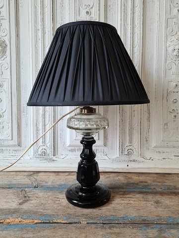 Smuk 1800tals sort opaline lampe med oliebeholder i klart glas med olivenslibninger.
