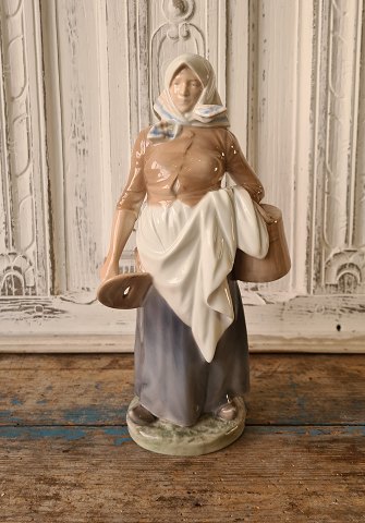 Royal Copenhagen figure - Milk girl no. 899