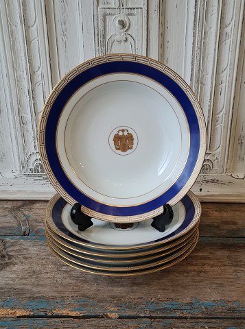 Set på 6 B&G dybetallerken dekoreret med kongeblå fane, græsk evighedsmønster og våbenskjold i guld 24,5 cm.
