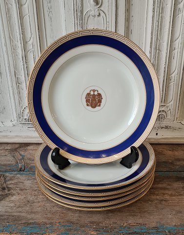 Set på 7 B&G middagstallerken dekoreret med kongeblå fane, græsk evighedsmønster og våbenskjold i guld 24,5 cm.