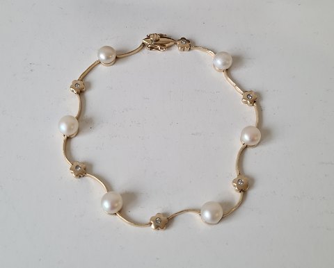 Bernhard Hertz smukt og feminint vintage armbånd i 14 kt guld med 6 perler og 6 brillanter