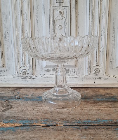 Large beautiful glass bowl with fine olive cuts 23.5 cm.