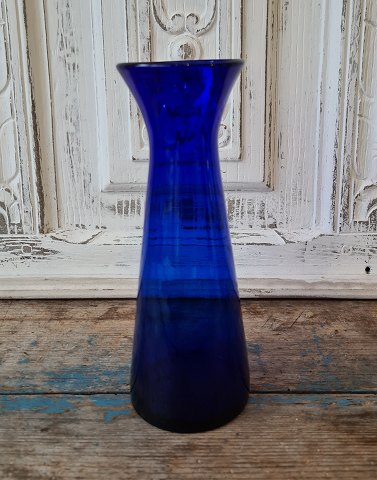 Hyacinth glass of blue optically twisted glass