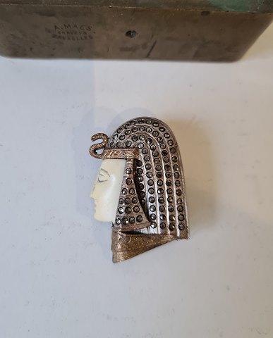 Art Deco broche i form af egyptisk farro, ansigtet er i ben, hovedbeklædningen er prydet med margasitter