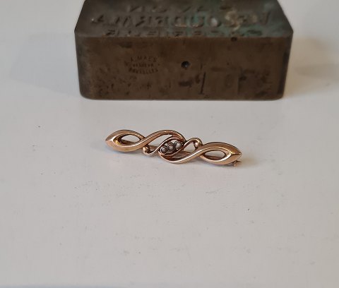 Old 14 kt gold brooch with real pearls