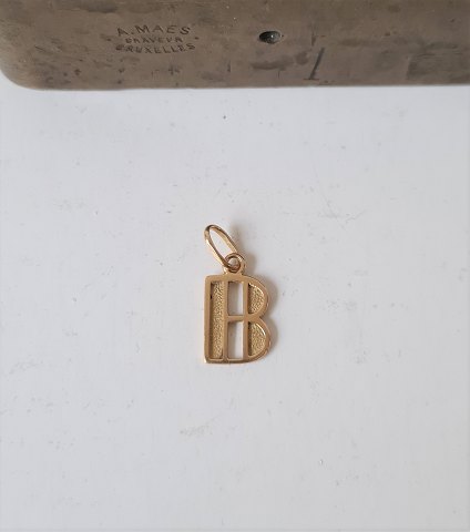 Pendant in 18 kt gold in the shape of the letter B