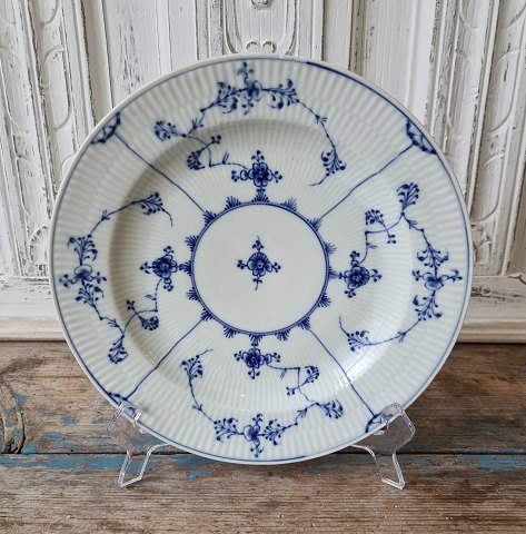 Royal Copenhagen Antik Musselmalet tallerken ca. år 1800Diameter 24cm.Fremstår med skår.