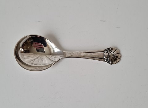 Jam spoon in silver from Cohr decorated with a clamshell in relief