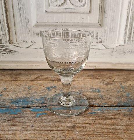 Holmegaard spidsglas dekoreret med drueklaser, vinløv og fangtrådeca. år 1853
