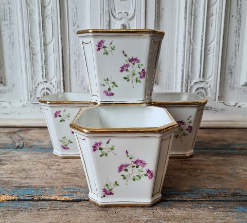 Sæt på 4 antikke B&G urtepotteskjulere dekoreret med guldkanter samt purpur blomster 1852-95