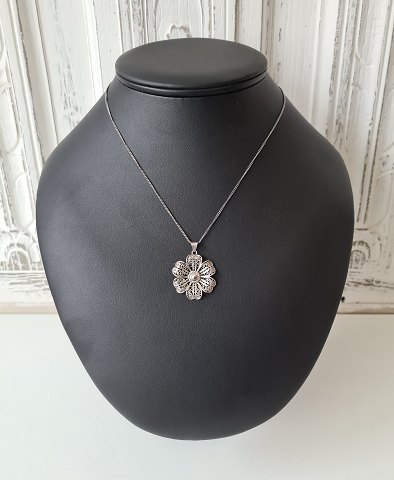 Filigree flower with necklace in silver