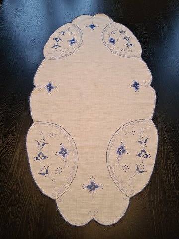 Bordløber broderet med musselmalet mønster 46 x 91 cm.