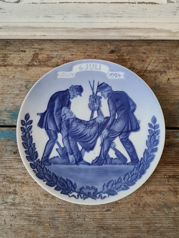 Royal Copenhagen Memorial Plate 1924.Released on the occasion of the 75th anniversary of the Battle of Fredericia. Motif: 2 soldiers carrying the fallen soldier. Text: 1849 - 16 July - 1924