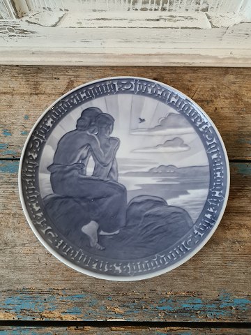 Royal Copenhagen Fredsplatte 1919 For anden gang jord af havet grøn og herlig ser opstige - Vøvlens spådom.