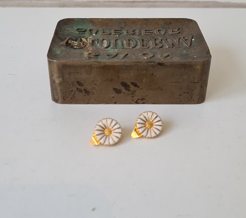Bernard Hertz Marguerite Ear clips in gilded silver and enamel