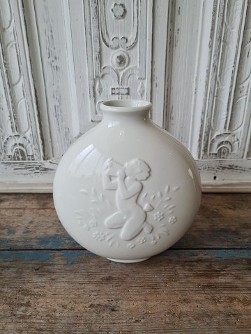 Hans Henrik Hansen for Royal Copenhagen Blanc de Chine vase med dekoration i relief no. 4118