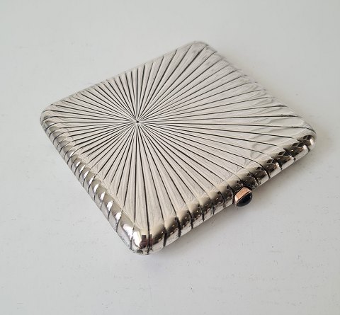 Russisk cigaret etui i sølv med safir kanp fattet i 14 kt guld. Sølvsmed Aleksandr Karpov St. Petersborg 1908