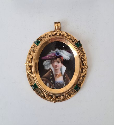 Victoriansk halssmykke, miniature portræt malet på porcelæn, fattet i forgyldt medaljon omkranset af smaragd grønne glassten ca 1850