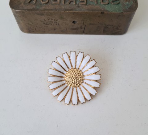 Georg Jensen Marguerit - Daisy anniversary brooch from 1990 in gold-plated sterling silver and white enamel