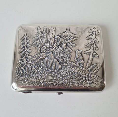 Russisk cigaret etui i sølv dekoreret med skovparti med fem bjørne. Pyotr Petrov Moskva 1908-17