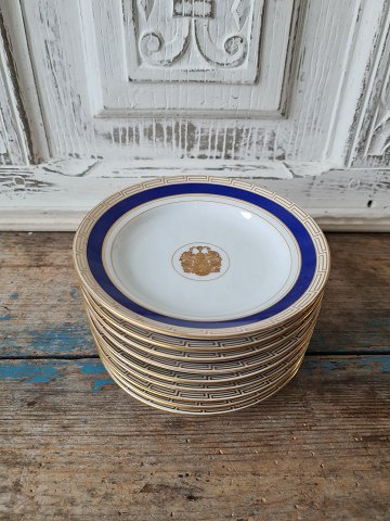 Set on 9 B&G cake plate decorated with royal blue, Greek eternity pattern and coat of arms in gold. 14 cm.