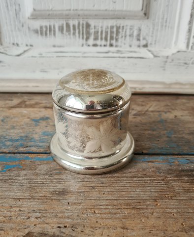 1800s bonbonniere in mercuri silver decorated with leaves